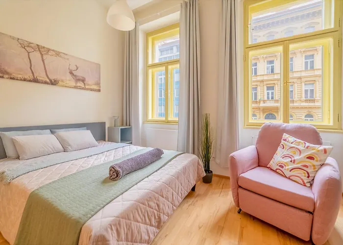 Historic City Center Deer Suite By Rentez